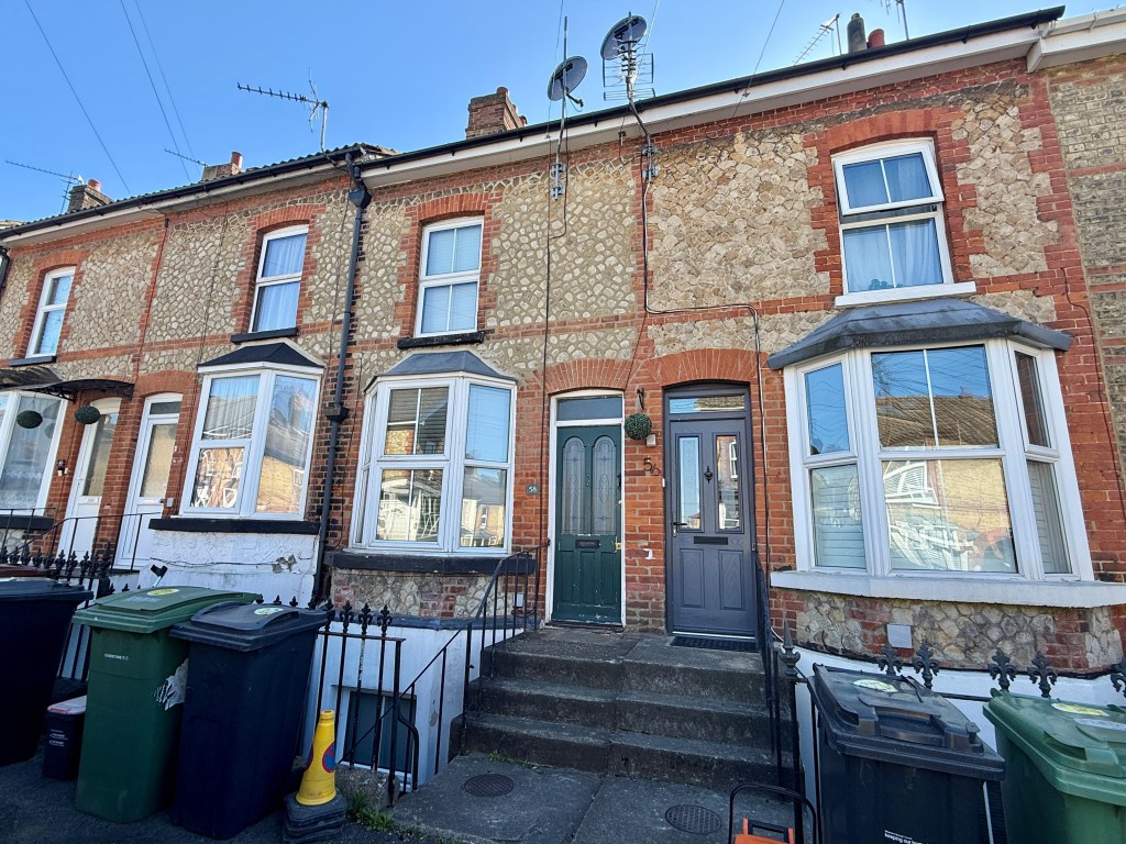 Lot: 89 - MID-TERRACE HOUSE FOR REFURBISHMENT - Terraced house